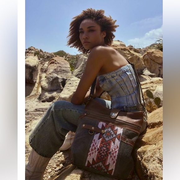 NWT Myra Western Style Crossbody bag - Picture 3 of 10